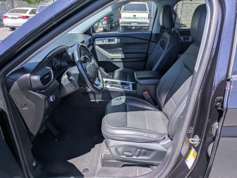Used 2022 Ford Explorer Limited w/ Equipment Group 301A AWD/4WD image 17