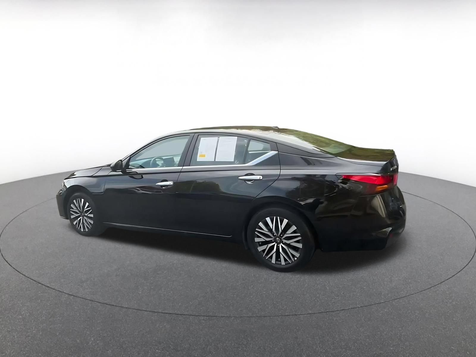 Used 2025 Nissan Altima 2.5 SV FWD image 9