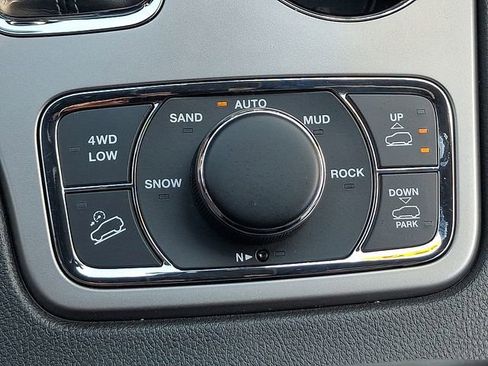 Used 2019 Jeep Grand Cherokee Overland AWD/4WD image 26