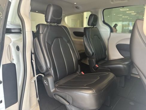 Used 2024 Chrysler Pacifica Touring-L FWD image 27