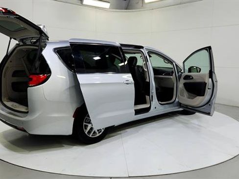 Used 2024 Chrysler Pacifica Touring-L FWD image 32