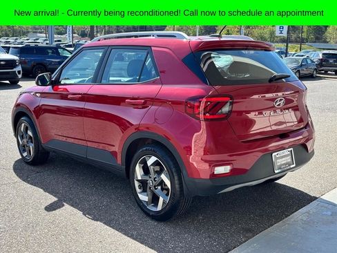 Used 2023 Hyundai Venue SEL image 2