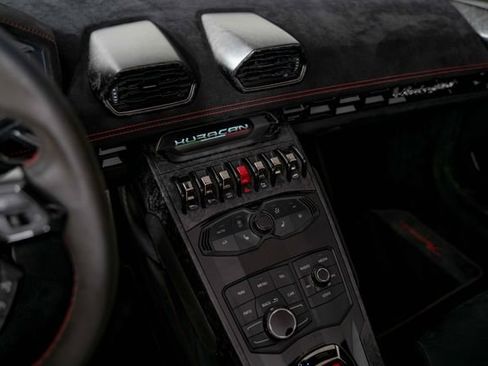Used 2018 Lamborghini Huracan Performante AWD/4WD image 21