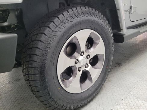Used 2018 Jeep Wrangler Unlimited Sahara AWD/4WD image 31
