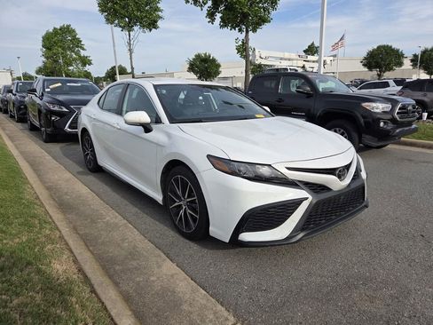 Used 2024 Toyota Camry SE FWD image 3