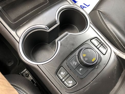 Used 2024 GMC Terrain SLT image 21