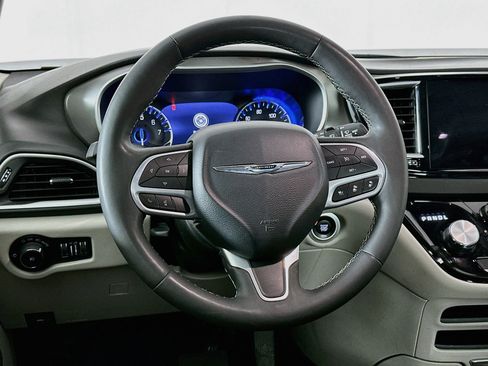 Used 2024 Chrysler Pacifica Touring-L FWD image 18