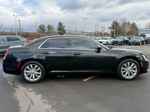 Used 2018 Chrysler 300 Touring L image 2