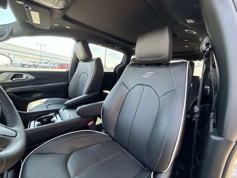 New 2026 Chrysler Pacifica Limited w/ S Appearance Package FWD image 6