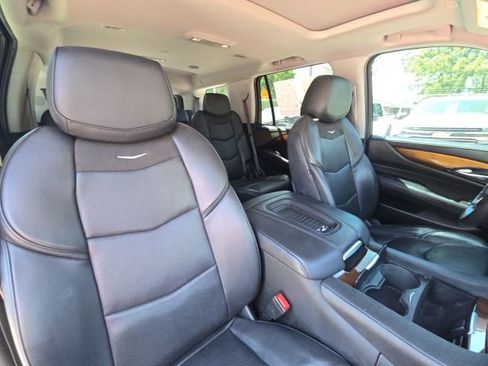 Used 2019 Cadillac Escalade Luxury AWD/4WD image 21