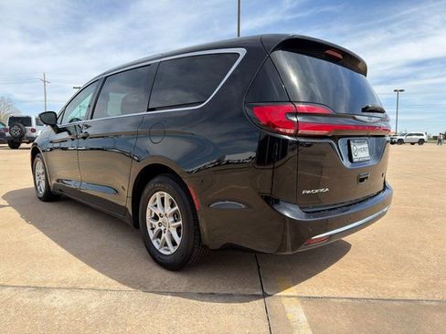 Used 2024 Chrysler Pacifica Touring-L image 12