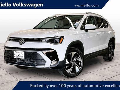 Used 2025 Volkswagen Taos SE w/ Panoramic Sunroof Package