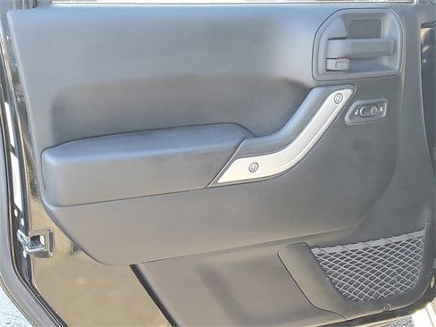 Used 2015 Jeep Wrangler Unlimited Rubicon w/ Connectivity Group image 18
