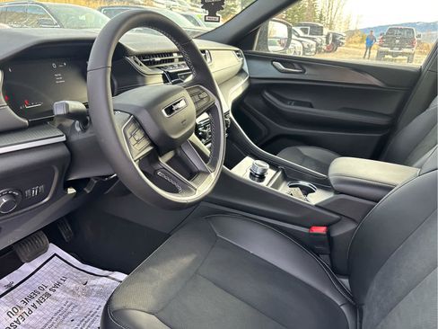 New 2025 Jeep Grand Cherokee L Laredo image 18