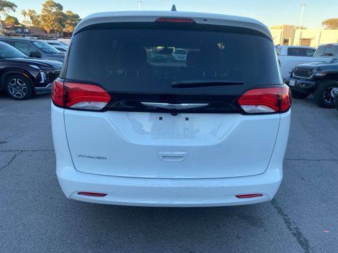 Used 2023 Chrysler Voyager LX image 7