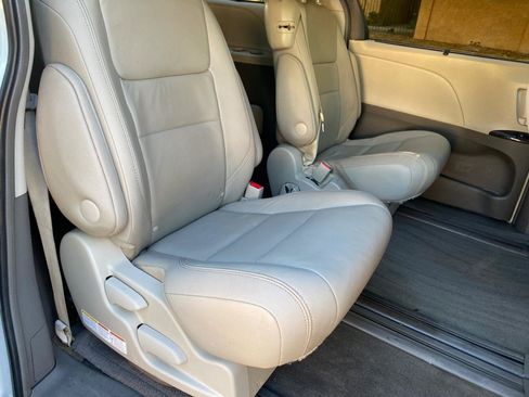 Used 2015 Toyota Sienna XLE Premium FWD image 50