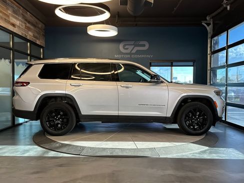 Used 2022 Jeep Grand Cherokee L Limited AWD/4WD image 2