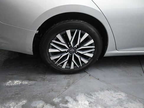 Used 2024 Nissan Altima 2.5 SV image 16