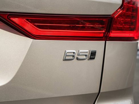 Certified 2023 Volvo XC60 B5 Plus w/ Climate Package image 8