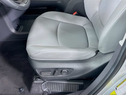 Used 2023 Toyota Sienna XLE FWD image 19