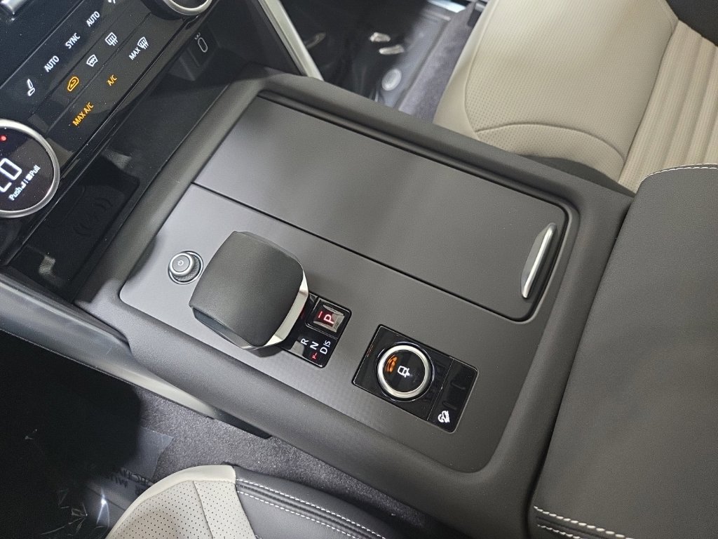 New 2026 Land Rover Discovery Limited Edition AWD/4WD image 15