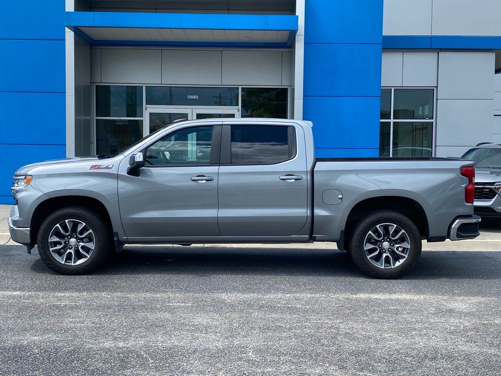 Used 2024 Chevrolet Silverado 1500 LT AWD/4WD image 2
