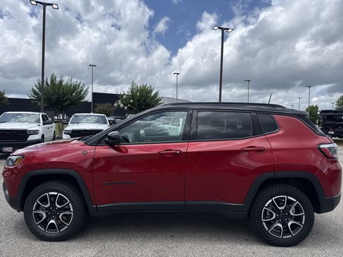 Used 2025 Jeep Compass Trailhawk AWD/4WD image 4