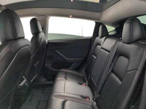 Used 2021 Tesla Model Y Long Range AWD/4WD image 23