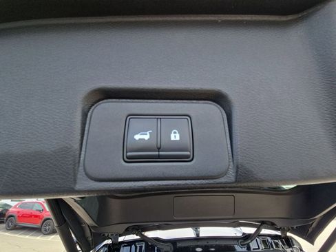 Used 2025 Nissan Rogue SV FWD image 38