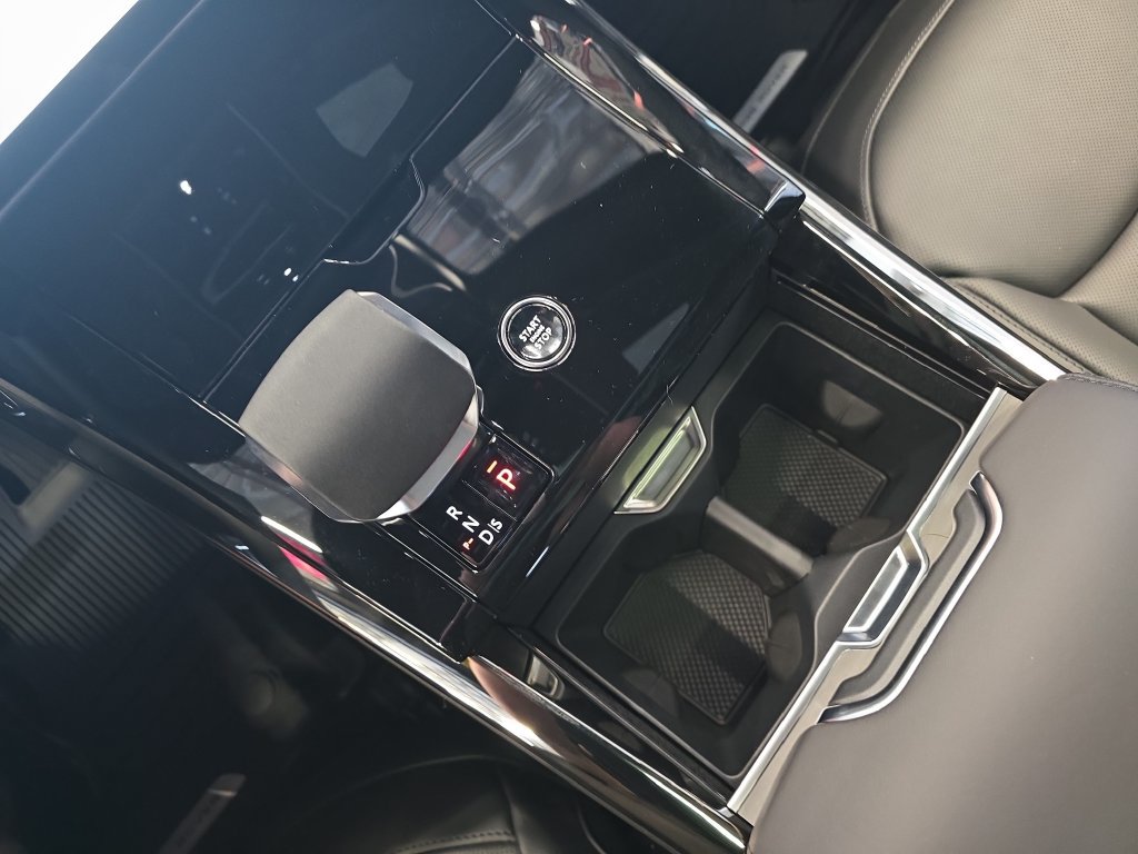 New 2026 Land Rover Range Rover Sport SE AWD/4WD image 18
