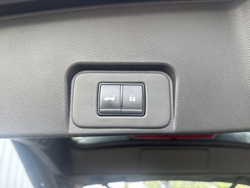 Used 2025 Nissan Rogue SV AWD/4WD image 12