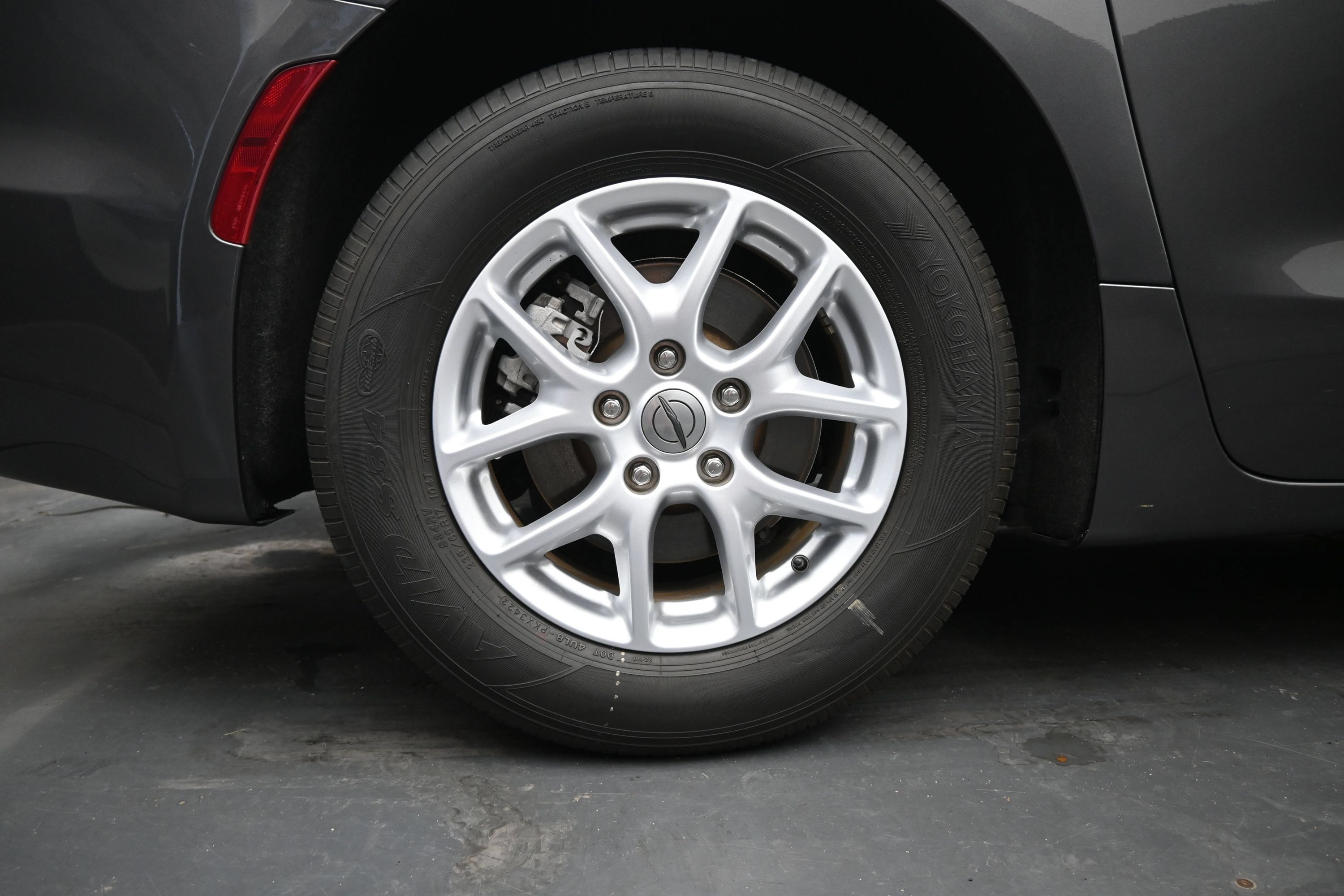 Used 2023 Chrysler Pacifica Touring-L FWD image 11