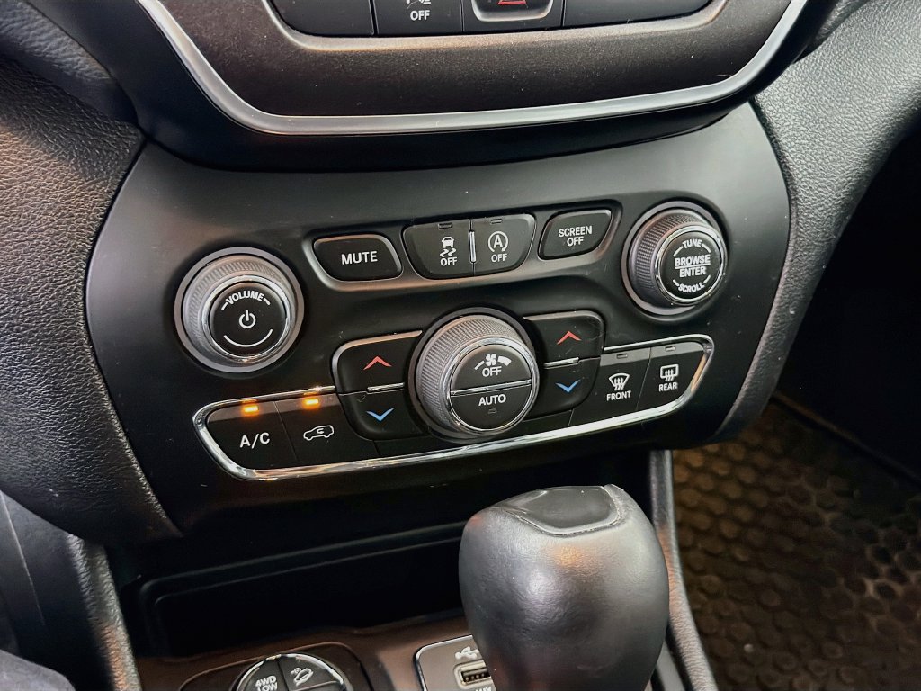 Used 2020 Jeep Cherokee Trailhawk w/ Cold Weather Group AWD/4WD image 19