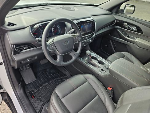 Used 2023 Chevrolet Traverse RS image 2