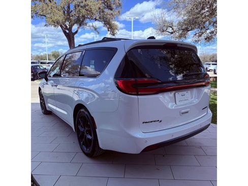 Used 2025 Chrysler Pacifica Limited FWD image 8