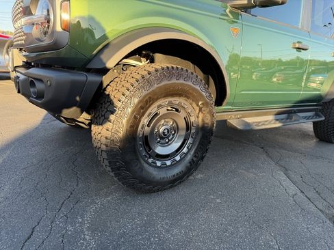 Used 2025 Ford Bronco Badlands image 9