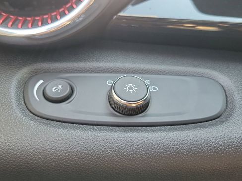 Used 2024 Chevrolet Trax RS w/ Sunroof Package image 17