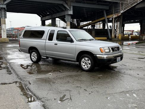 Used 2000 Nissan Frontier XE image 11