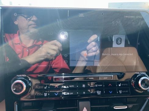 Used 2021 Toyota Highlander Platinum image 11