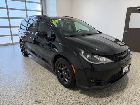 Used 2018 Chrysler Pacifica Touring-L w/ Premium Audio Group FWD image 2