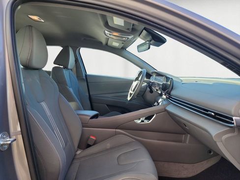 Used 2023 Hyundai Elantra SEL w/ Convenience Package image 15