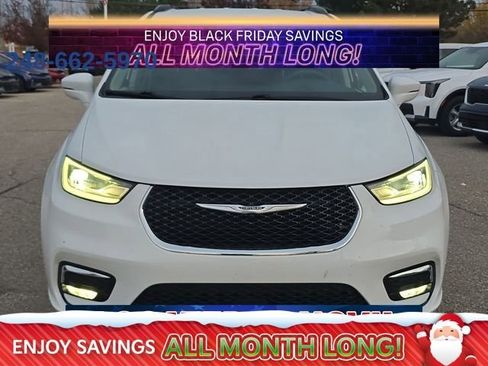 Used 2022 Chrysler Pacifica Touring-L image 9