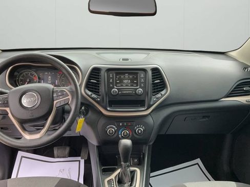 Used 2016 Jeep Cherokee Sport FWD image 41