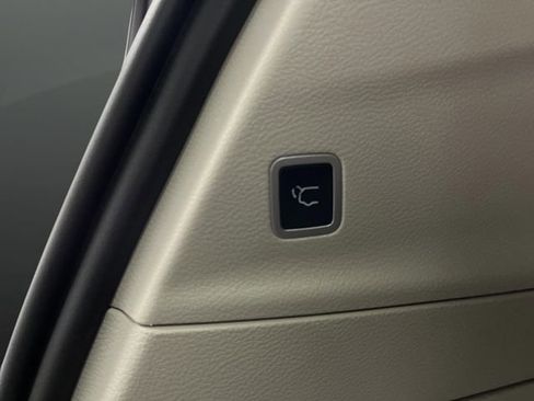 Used 2022 Chrysler Pacifica Limited w/ Uconnect Theater Family Group image 18