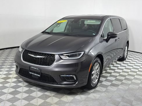 Used 2023 Chrysler Pacifica Touring-L FWD image 10