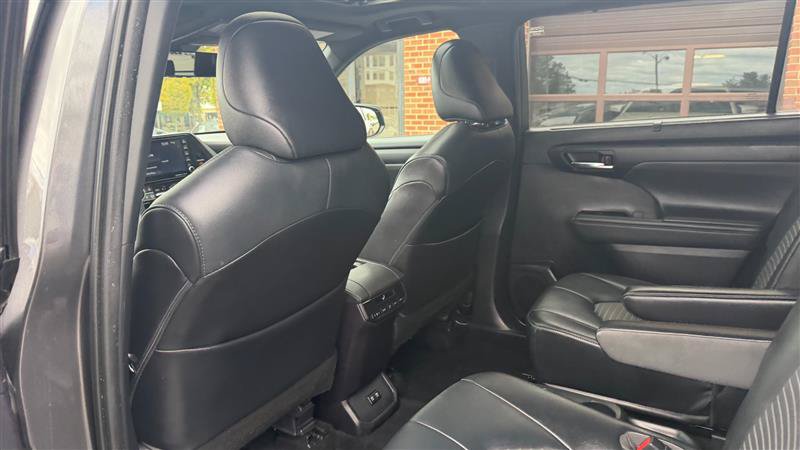 Used 2021 Toyota Highlander XSE FWD image 21