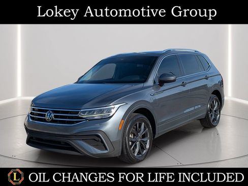 Used 2023 Volkswagen Tiguan SE w/ Panoramic Sunroof Package FWD image 1
