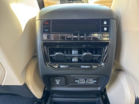 New 2025 Jeep Grand Cherokee L Limited w/ Luxury Tech Group II image 28