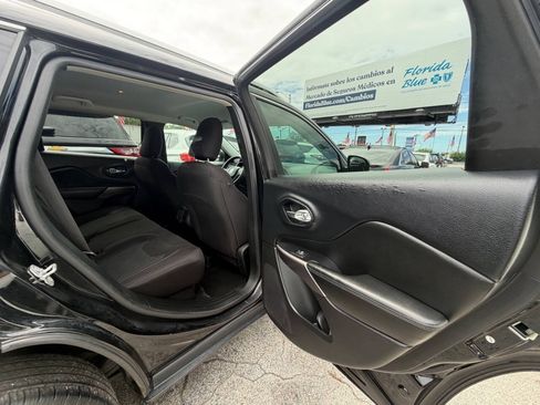 Used 2019 Jeep Cherokee Latitude w/ Popular Appearance Group FWD image 17