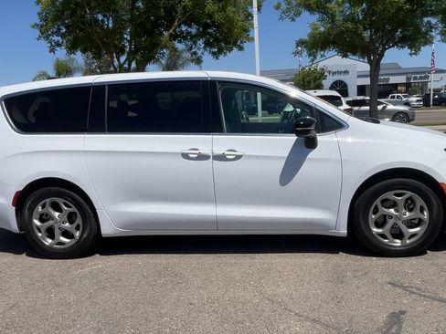 Used 2024 Chrysler Pacifica Limited FWD image 8